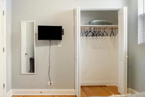 Facilities, Fully furnished bedroom near medical district and UIC in North Lawndale Facilities, Fully furnished bedroom near medical district and UIC in North Lawndale