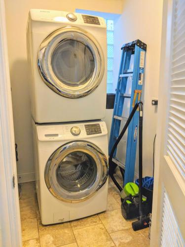 Spacious Room by Medical District & UIC in North Lawndale Spacious Room by Medical District & UIC in North Lawndale