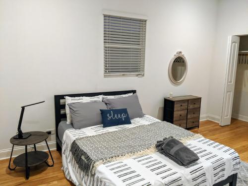 Bed, Cosy room near medical district with private balcony in North Lawndale Bed, Cosy room near medical district with private balcony in North Lawndale