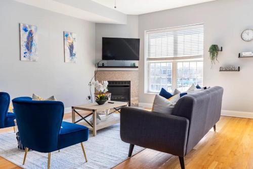 Shared lounge/TV area, Cosy room near medical district with private balcony in North Lawndale Shared lounge/TV area, Cosy room near medical district with private balcony in North Lawndale