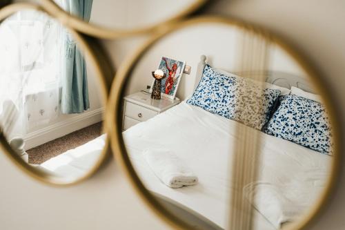 Wood Street - Stylish Prime Location Apartment by VICHY