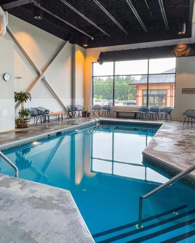 Swimming pool, Microtel Inn & Suites by Wyndham Mont Tremblant in Mont-Tremblant (QC) Swimming pool, Microtel Inn & Suites by Wyndham Mont Tremblant in Mont-Tremblant (QC)