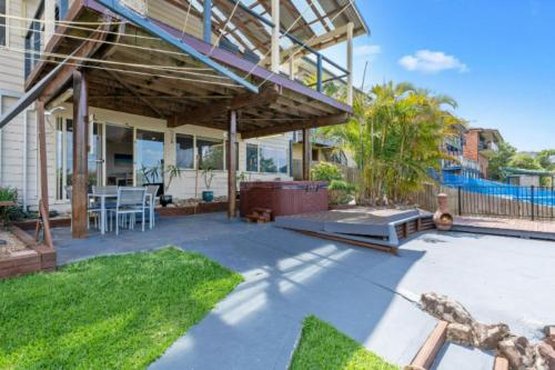 Holiday Home with Ocean Views Wamberal in Wamberal Holiday Home with Ocean Views Wamberal in Wamberal