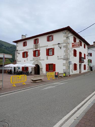 A szálláshely kívülről, Hostal del Camino de Santiago in Valcarlos-Luzaide A szálláshely kívülről, Hostal del Camino de Santiago in Valcarlos-Luzaide