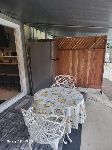 Instalaciones, Cozy Master Bedroom with Outdoor Cookspace & Patio in Pomona Instalaciones, Cozy Master Bedroom with Outdoor Cookspace & Patio in Pomona