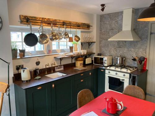 Great country-style house with a courtyard in Cowbridge Great country-style house with a courtyard in Cowbridge