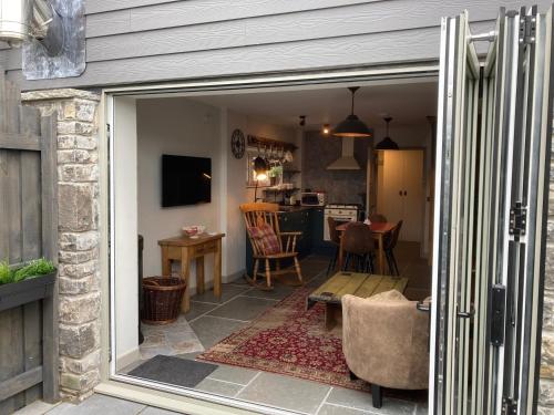 Great country-style house with a courtyard in Cowbridge Great country-style house with a courtyard in Cowbridge