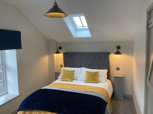 Great country-style house with a courtyard in Cowbridge Great country-style house with a courtyard in Cowbridge