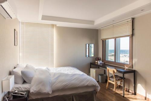 Check Inn Jeju Hotel