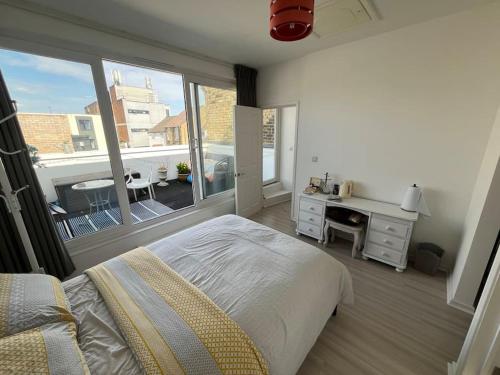 Bedroom with en-suite bathroom and terrace