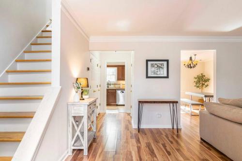 Modern Townhome With Yard 5 Min To The Battery in Σμύρνα(Τζιόρτζια) Modern Townhome With Yard 5 Min To The Battery in Σμύρνα(Τζιόρτζια)