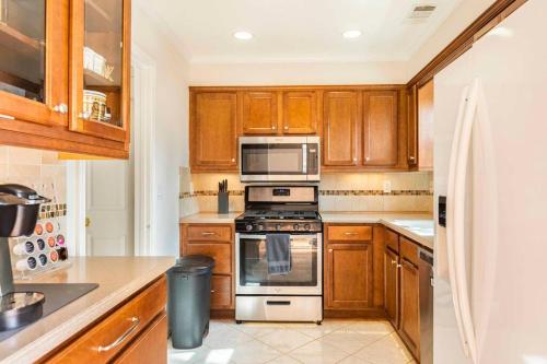 Modern Townhome With Yard 5 Min To The Battery in Σμύρνα(Τζιόρτζια) Modern Townhome With Yard 5 Min To The Battery in Σμύρνα(Τζιόρτζια)