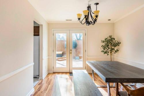 Modern Townhome With Yard 5 Min To The Battery in Σμύρνα(Τζιόρτζια) Modern Townhome With Yard 5 Min To The Battery in Σμύρνα(Τζιόρτζια)