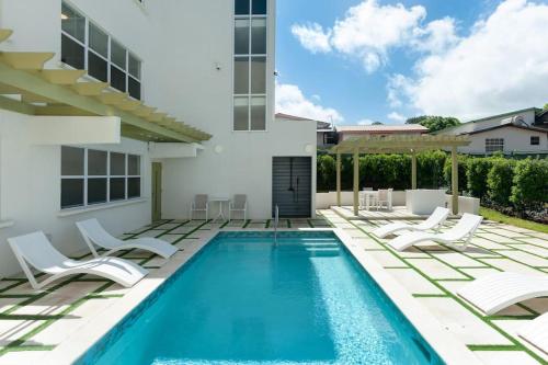 Coral beach 1BR Pool & Steps from Beach in Little Battaleys Coral beach 1BR Pool & Steps from Beach in Little Battaleys