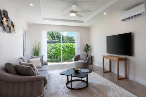 Coral beach 1BR Pool & Steps from Beach in Little Battaleys Coral beach 1BR Pool & Steps from Beach in Little Battaleys