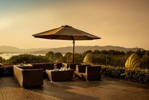 Balcony/terrace, Hangzhou Sofitel Westlake Hotel in Hangzhou Balcony/terrace, Hangzhou Sofitel Westlake Hotel in Hangzhou