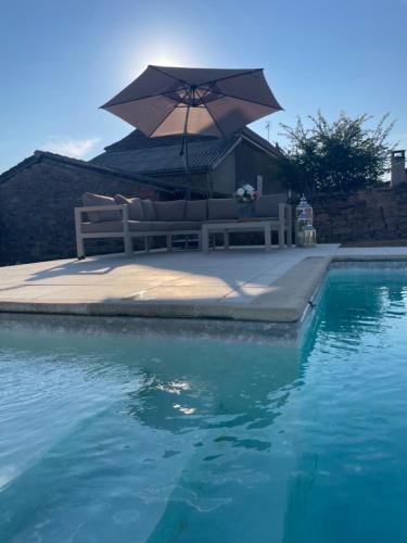 Úszómedence, Chateau de GRANDVAUX in La Clayette Úszómedence, Chateau de GRANDVAUX in La Clayette