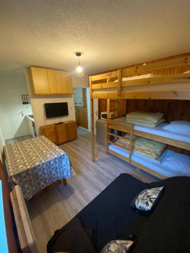 Superbesse - 300m pistes & lac - App 6 pers