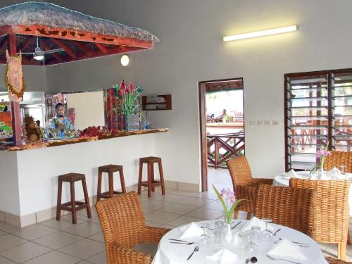 Bar/Lounge, Beachfront Resort in Luganville Bar/Lounge, Beachfront Resort in Luganville