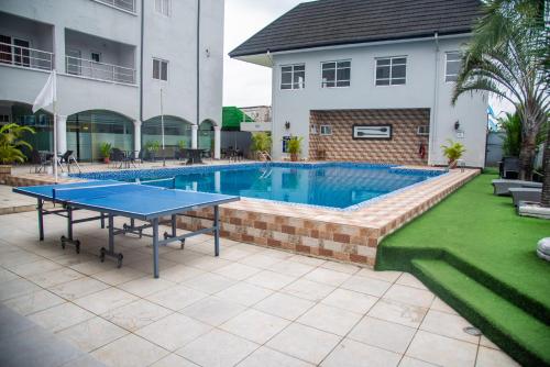 Басейн, Golden Tulip Hotel -GT31 Stadium Road in порт Харкорт Басейн, Golden Tulip Hotel -GT31 Stadium Road in порт Харкорт