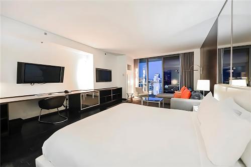 Palms Place Hotel StripView with Open Balcony -33