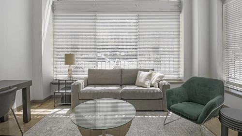 Landing at Lofts at American Life - 1 Bedroom in Central City near ลินน์พาร์ค Landing at Lofts at American Life - 1 Bedroom in Central City near ลินน์พาร์ค