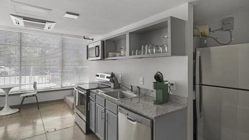 Landing at Lofts at American Life - 1 Bedroom in Central City near ลินน์พาร์ค Landing at Lofts at American Life - 1 Bedroom in Central City near ลินน์พาร์ค