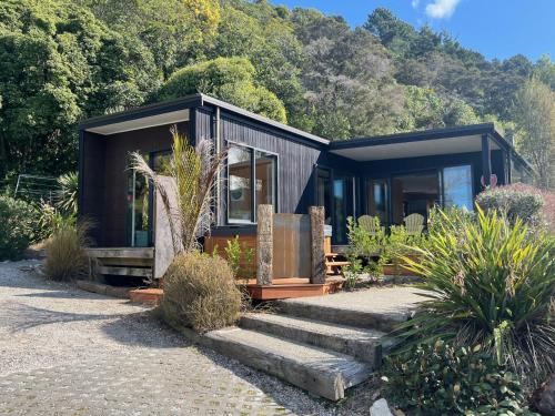 Bach 7 by The Sea - Spa Pool and Views in Marahau Bach 7 by The Sea - Spa Pool and Views in Marahau