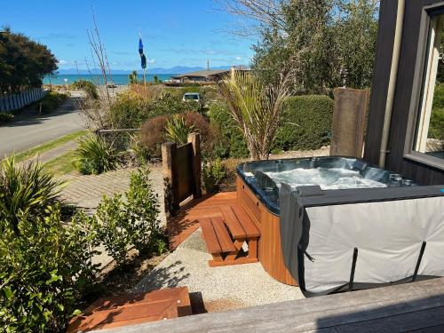 Bach 7 by The Sea - Spa Pool and Views in Marahau Bach 7 by The Sea - Spa Pool and Views in Marahau