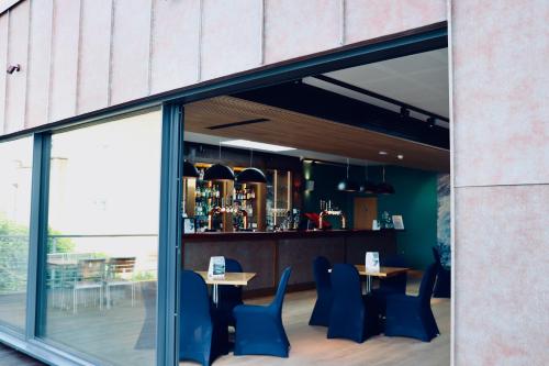 Bar/ Salón, Royal Ocean Racing Club in Isle of Wight Bar/ Salón, Royal Ocean Racing Club in Isle of Wight