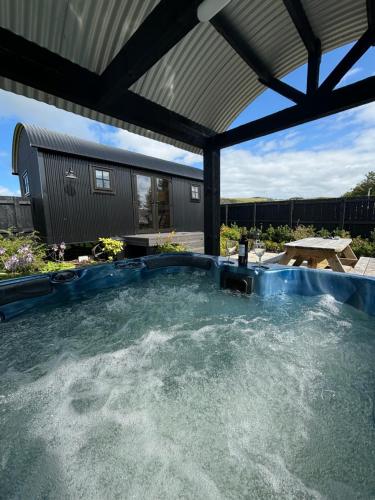 Shepherds Huts at Ballyness Farm in دونجيفين Shepherds Huts at Ballyness Farm in دونجيفين