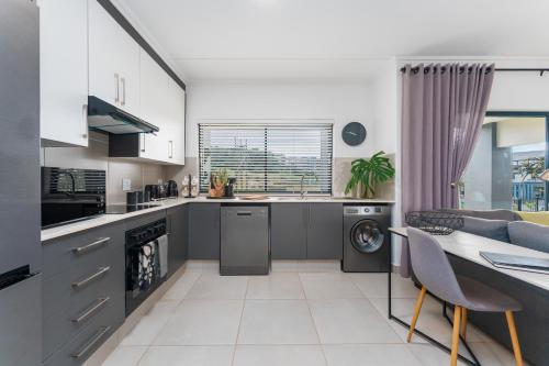 Ballito Village Luxury Apartments by DropInn in Балито Ballito Village Luxury Apartments by DropInn in Балито