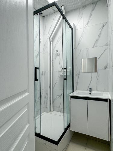 Bathroom, Korean Style Minbak C'est la Vie PARIS in Montreuil Bathroom, Korean Style Minbak C'est la Vie PARIS in Montreuil