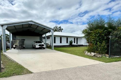 Kilátás, Anglers Retreat in Cardwell Kilátás, Anglers Retreat in Cardwell