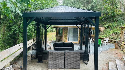 נוף חוץ, Cabin in the woods @ Cultus Lake in צ'יליוואק (BC) נוף חוץ, Cabin in the woods @ Cultus Lake in צ'יליוואק (BC)