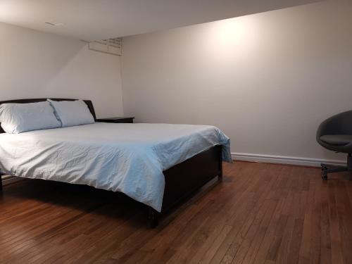 Cozy Private Rooms in Basement in Richmond Hill Cozy Private Rooms in Basement in Richmond Hill