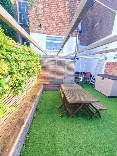 Upscale Family Home Beautiful Setting in Halewood Upscale Family Home Beautiful Setting in Halewood