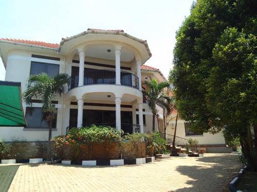 Kampala - 6 beds - sleeps 14 - Onsite Parking