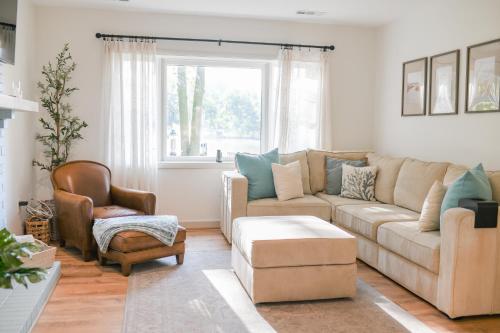 공용 라운지/TV 시청 구역, Annapolis Charm Waterfront Getaway Near USNA - FISH & CRAB from your PRIVATE PIER! in 화이트홀 매너 공용 라운지/TV 시청 구역, Annapolis Charm Waterfront Getaway Near USNA - FISH & CRAB from your PRIVATE PIER! in 화이트홀 매너