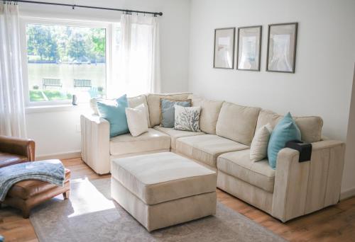 공용 라운지/TV 시청 구역, Annapolis Charm Waterfront Getaway Near USNA - FISH & CRAB from your PRIVATE PIER! in 화이트홀 매너 공용 라운지/TV 시청 구역, Annapolis Charm Waterfront Getaway Near USNA - FISH & CRAB from your PRIVATE PIER! in 화이트홀 매너