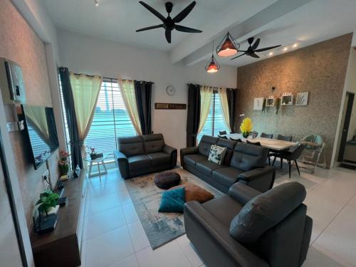 Homestay banglo 4 bilik aircond dan ruang tamu aircond 500meter dari HSB in ลังการ์ Homestay banglo 4 bilik aircond dan ruang tamu aircond 500meter dari HSB in ลังการ์