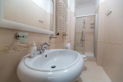 This photo about 10 Rooms shared on HyHotel.com