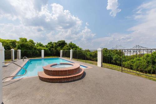 Úszómedence, Days Inn & Suites by Wyndham Vicksburg in Vicksburg (Mississippi) Úszómedence, Days Inn & Suites by Wyndham Vicksburg in Vicksburg (Mississippi)