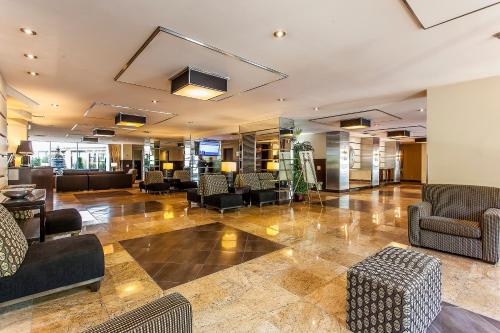 Lobby, Le Nouvel Hotel near Cathedral of Marie-Reine-du-Monde Lobby, Le Nouvel Hotel near Cathedral of Marie-Reine-du-Monde