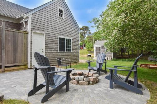 Newly Updated Home Stone Patio & Fire Pit in 西丹尼斯 (MA) Newly Updated Home Stone Patio & Fire Pit in 西丹尼斯 (MA)