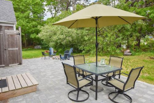 Newly Updated Home Stone Patio & Fire Pit in 西丹尼斯 (MA) Newly Updated Home Stone Patio & Fire Pit in 西丹尼斯 (MA)