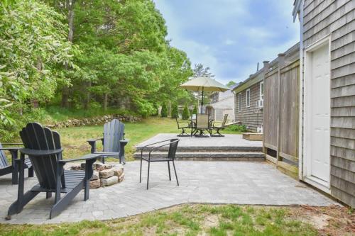 Newly Updated Home Stone Patio & Fire Pit in 西丹尼斯 (MA) Newly Updated Home Stone Patio & Fire Pit in 西丹尼斯 (MA)
