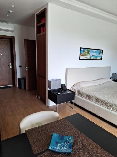 Sea Breeze White Villa 2