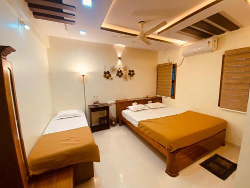AL-MANAL 306 Premium Room Triple Bed in Devinagar AL-MANAL 306 Premium Room Triple Bed in Devinagar