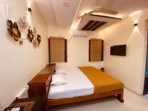 AL-MANAL 306 Premium Room Triple Bed in Devinagar AL-MANAL 306 Premium Room Triple Bed in Devinagar